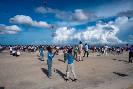 Pioneros de Cuba alzan papalotes contra el bloqueo