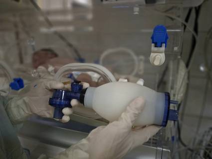Un resucitador manual tipo Ambú, indispensable durante los apagones para mantener la ventilación de los recién nacidos; al fondo, una incubadora.
