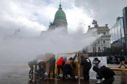 Represión en Argentina: infiltrados, hidrantes y gases contra la quinta Marcha Universitaria