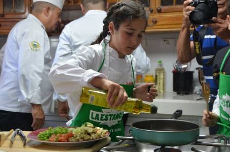 Encuentro de niños amantes de la culinaria con niña finalista del concurso europeo Máster chef