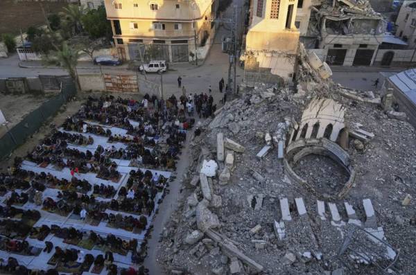 Plegaria de Eid al Fitr junto a mezquita destruida en Deir al-Balah, Franja de Gaza, domingo 30 de marzo de 2025