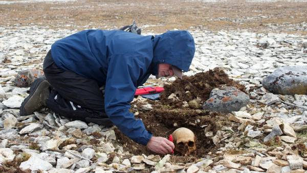 El Dr. Douglas Stenton, antropólogo y profesor adjunto de la Universidad de Waterloo, excavando los huesos de marineros de Franklin en la bahía de Erebus.